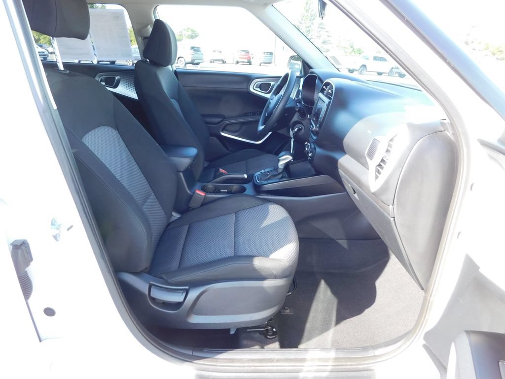 Used 2025 Kia Soul LX w/ LX Technology Package FWD image 16
