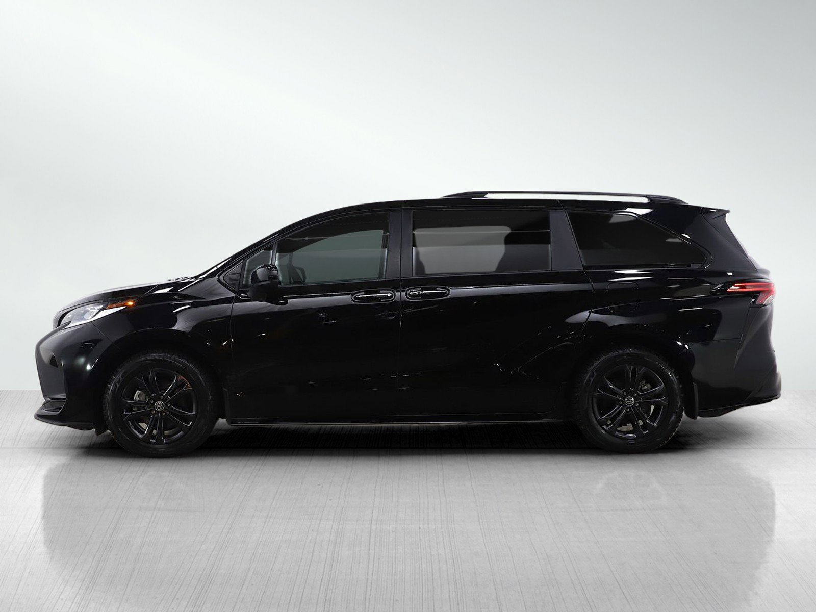 Used 2025 Toyota Sienna XSE image 2