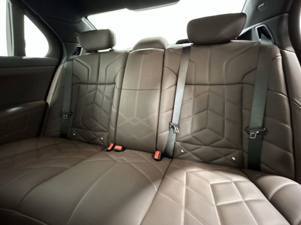 New 2026 BMW 750e xDrive w/ Premium Package image 21