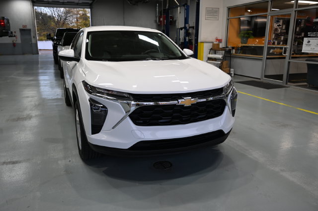 Used 2024 Chevrolet Trax LS w/ LS Convenience Package FWD image 3