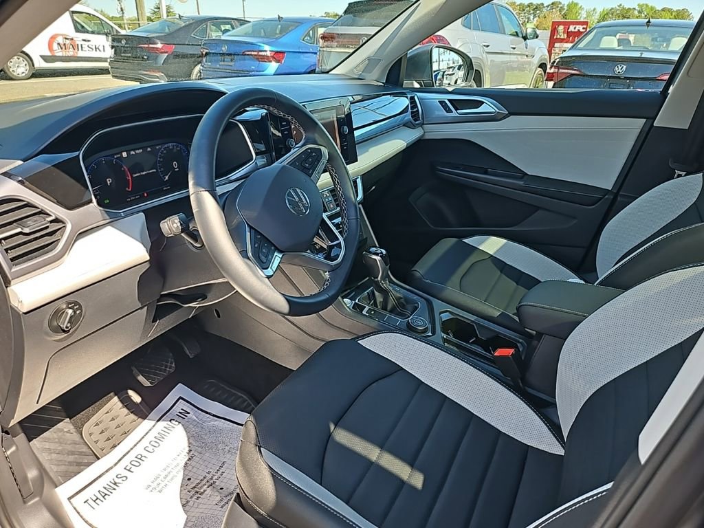 Certified 2025 Volkswagen Taos SEL image 9