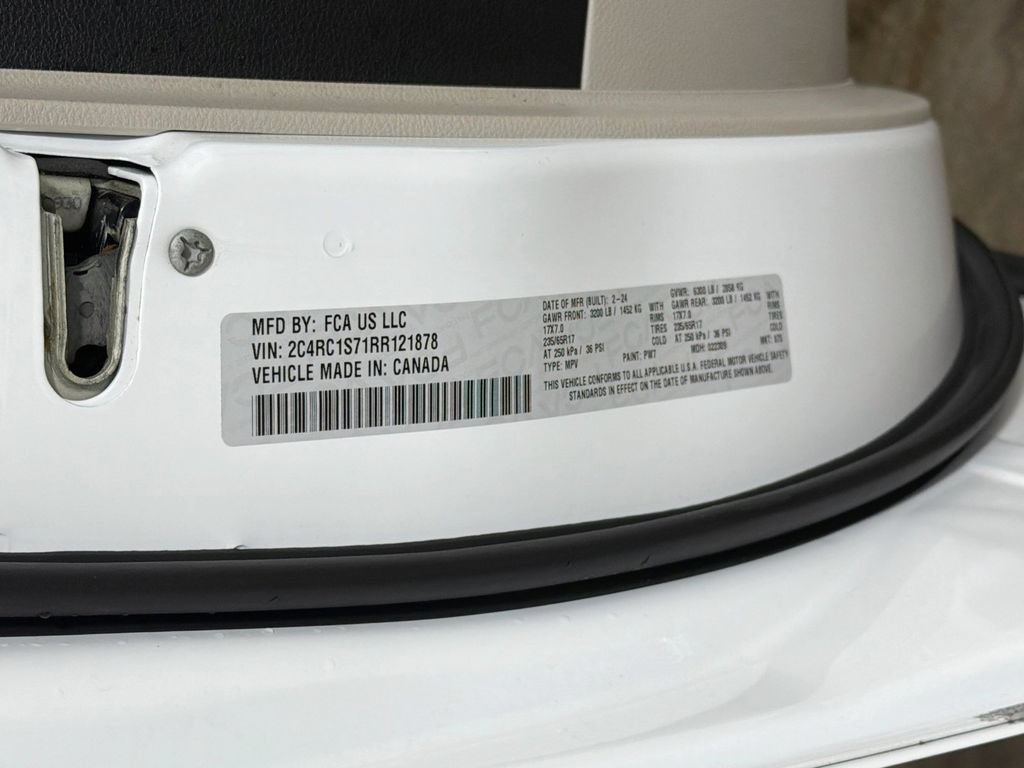 Used 2024 Chrysler Pacifica Limited FWD image 34