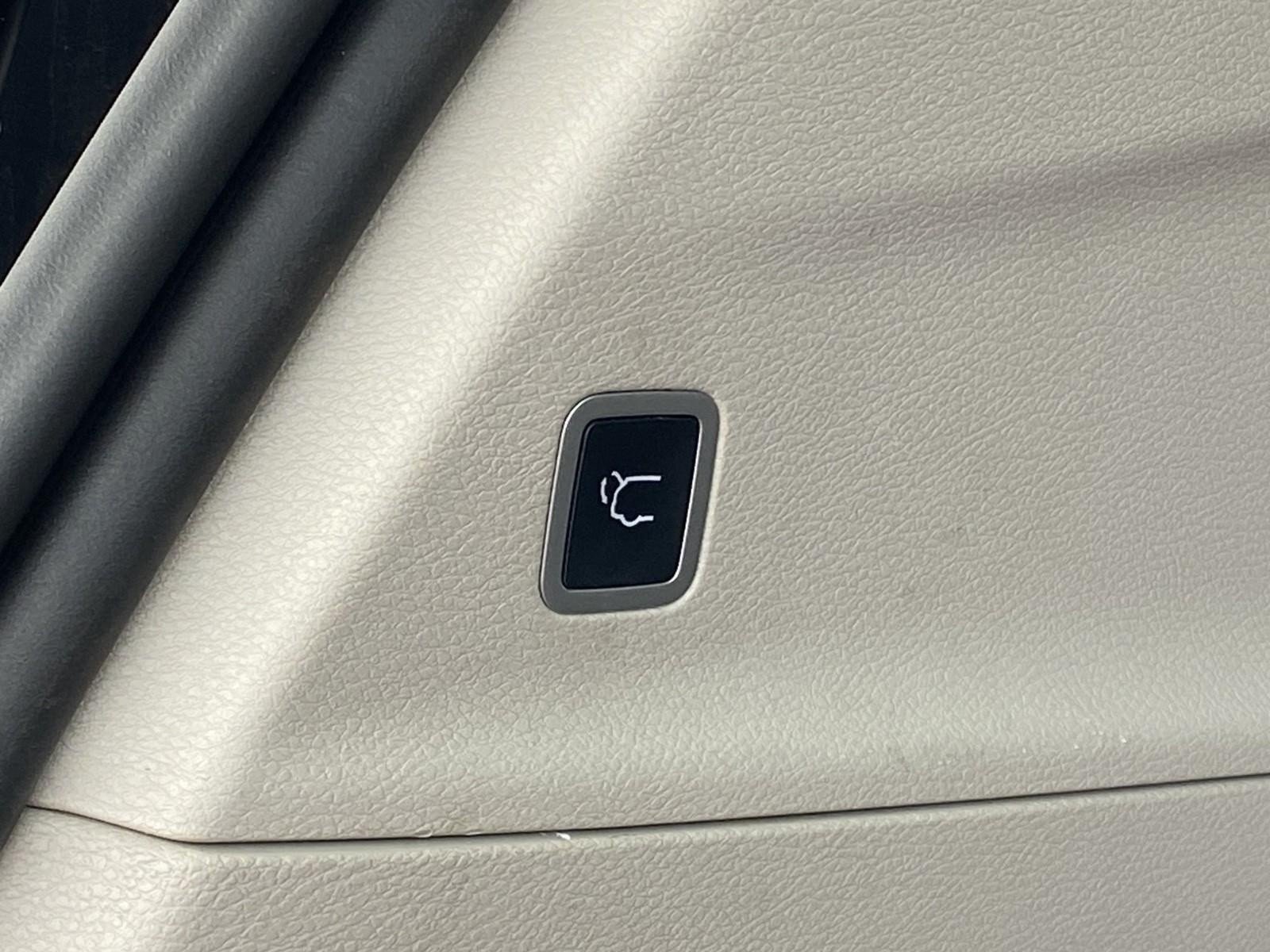 Used 2022 Chrysler Voyager LX FWD image 15