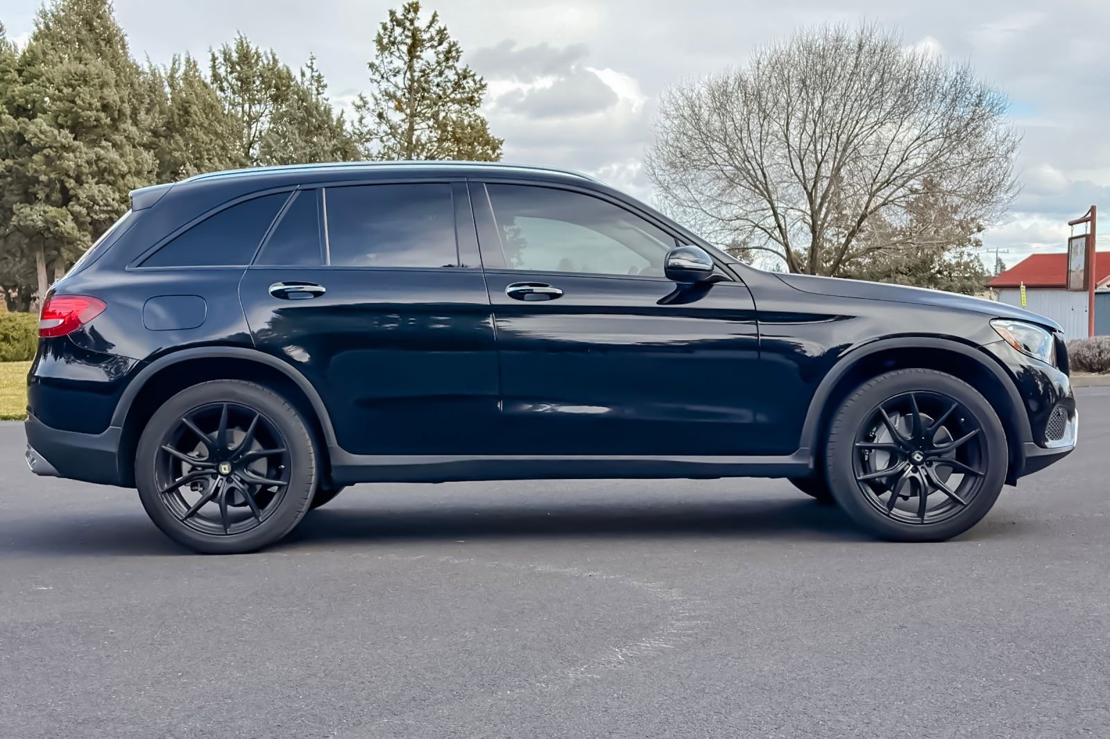 Used 2019 Mercedes-Benz GLC 300 4MATIC image 3