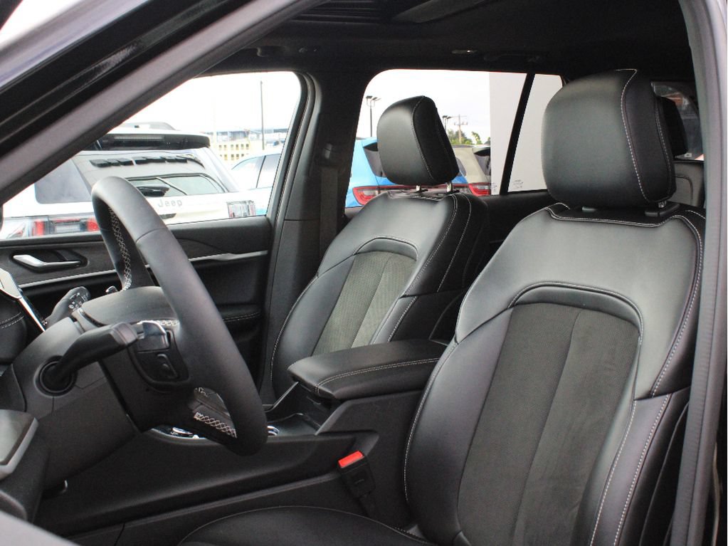 Used 2026 Jeep Grand Cherokee Altitude AWD/4WD image 10