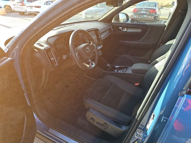 Used 2025 Volvo XC40 B5 Plus image 7