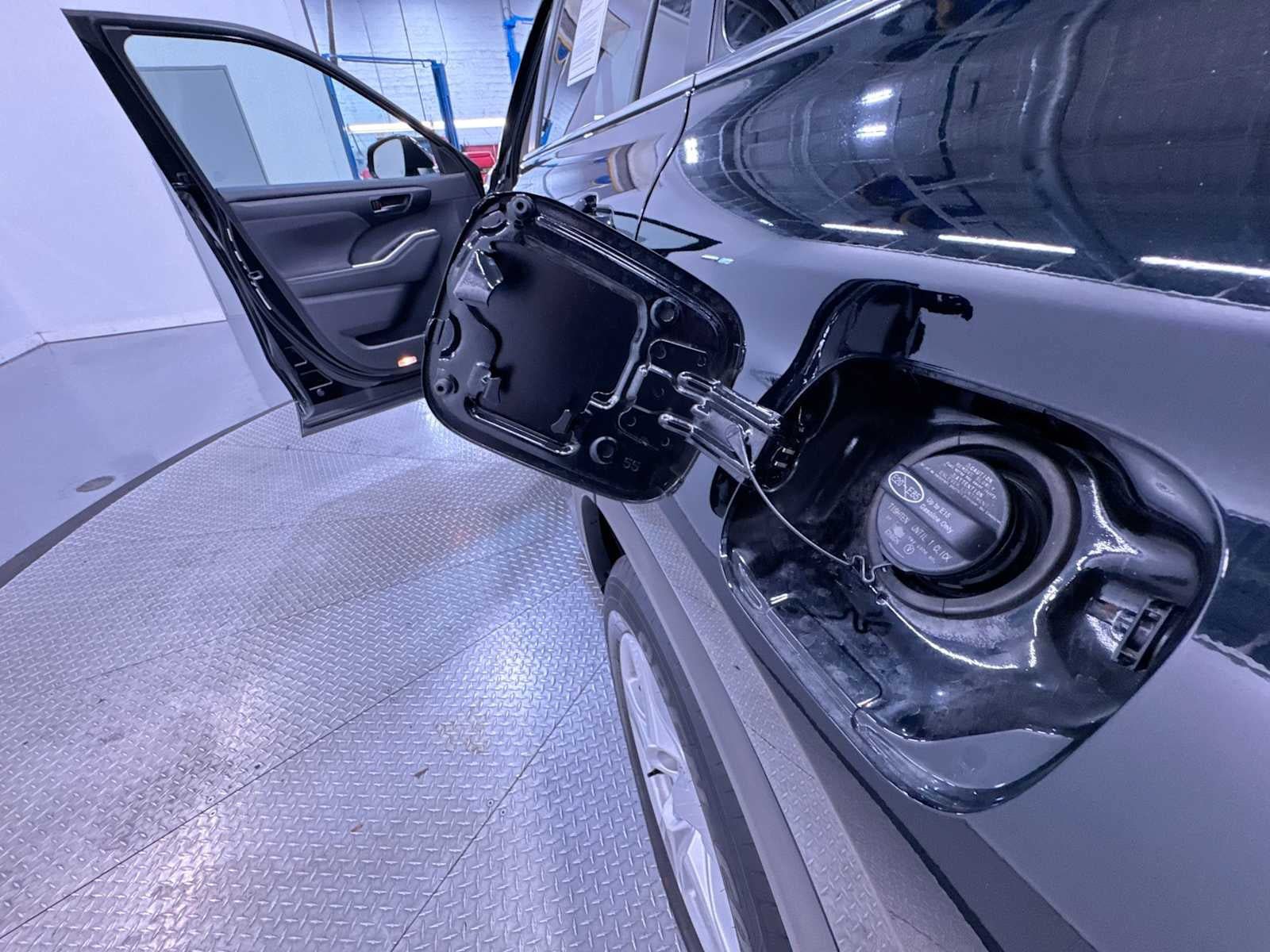 Used 2025 Toyota Highlander LE FWD image 42