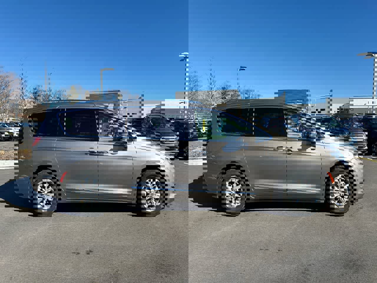 Used 2018 Chrysler Pacifica Touring-L image 14