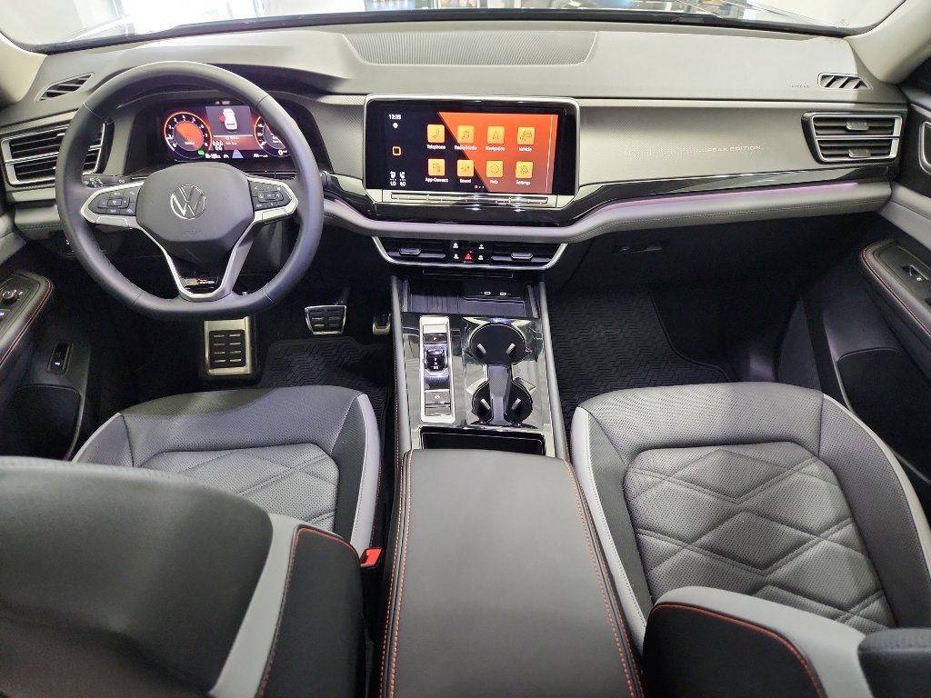 Certified 2025 Volkswagen Atlas Peak Edition SE AWD/4WD image 7
