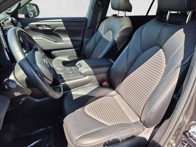 Used 2021 Toyota Highlander XSE FWD image 17