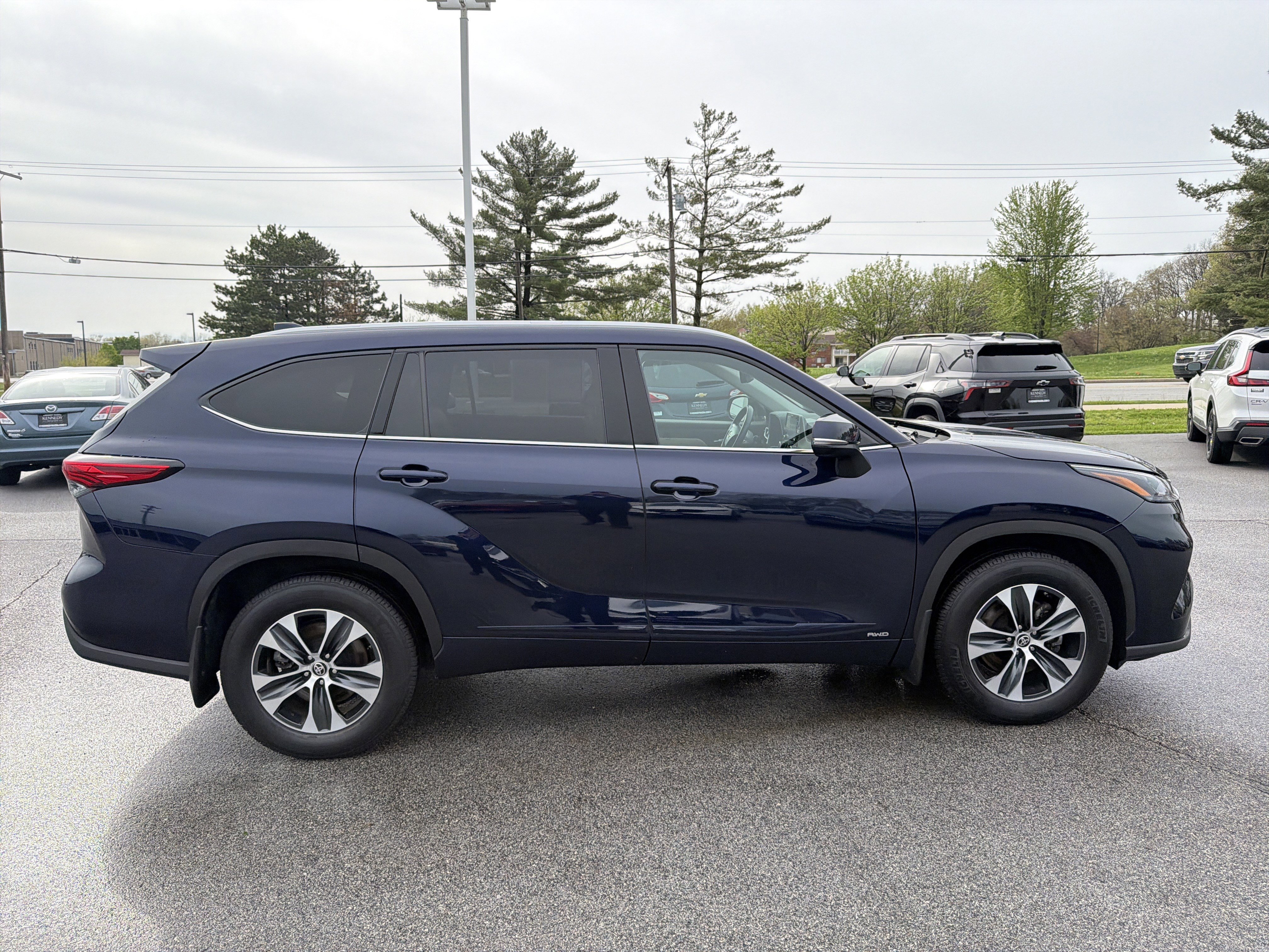 Used 2022 Toyota Highlander XLE AWD/4WD image 2