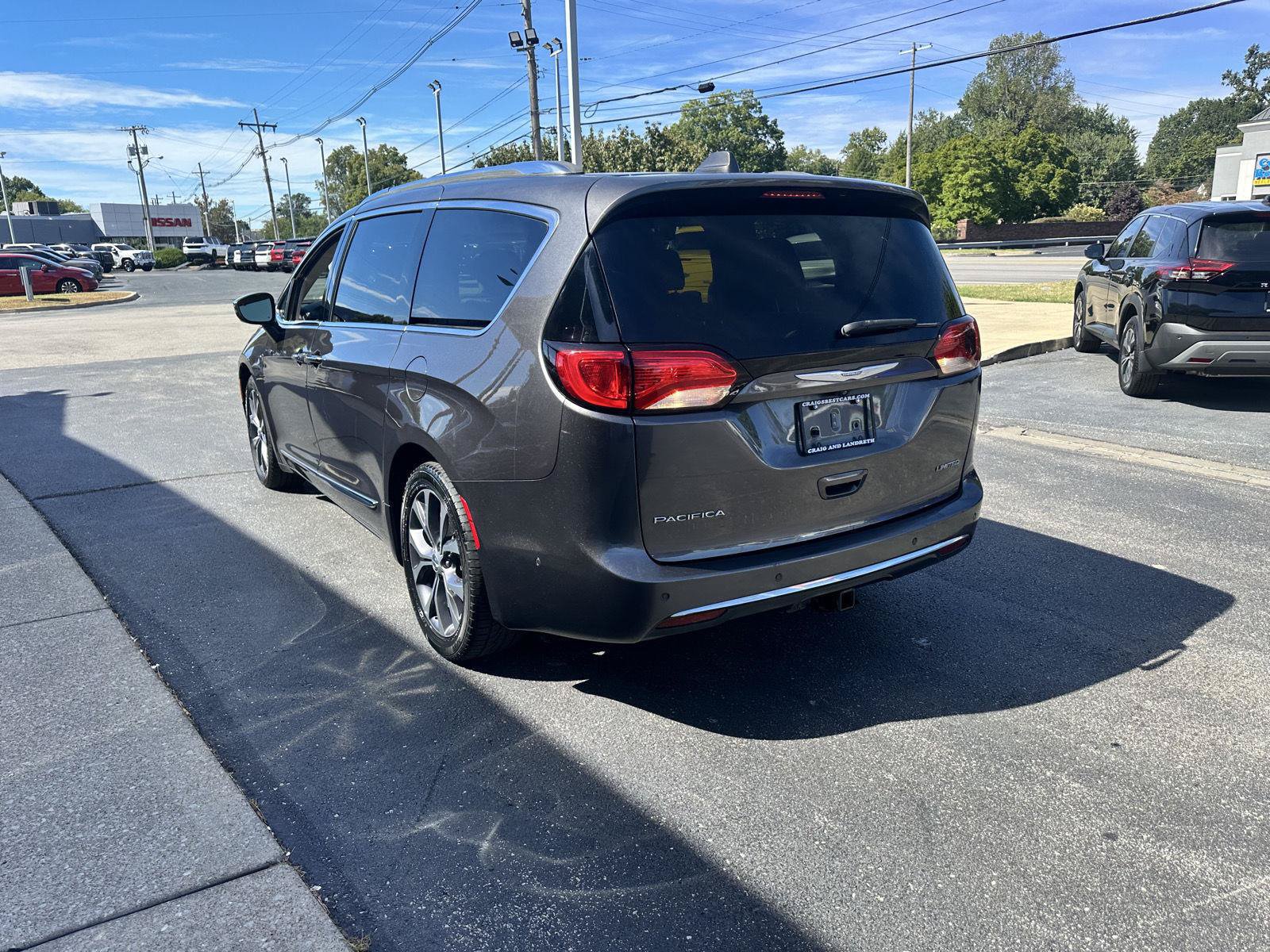 Used 2018 Chrysler Pacifica Limited w/ Tire & Wheel Group FWD image 7