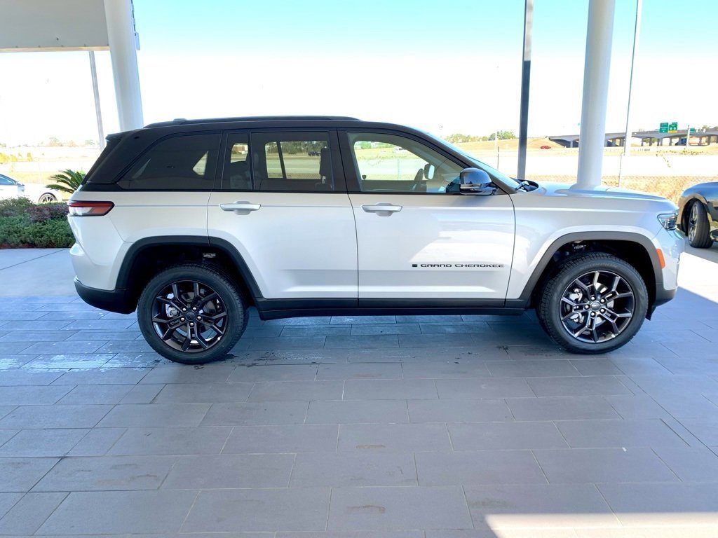 Used 2025 Jeep Grand Cherokee Limited image 5