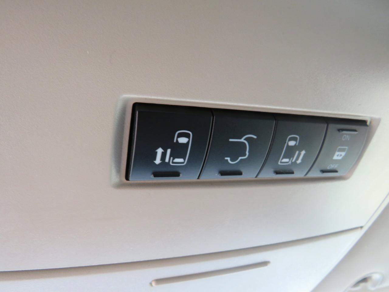 Used 2015 Chrysler Town & Country Touring FWD image 18
