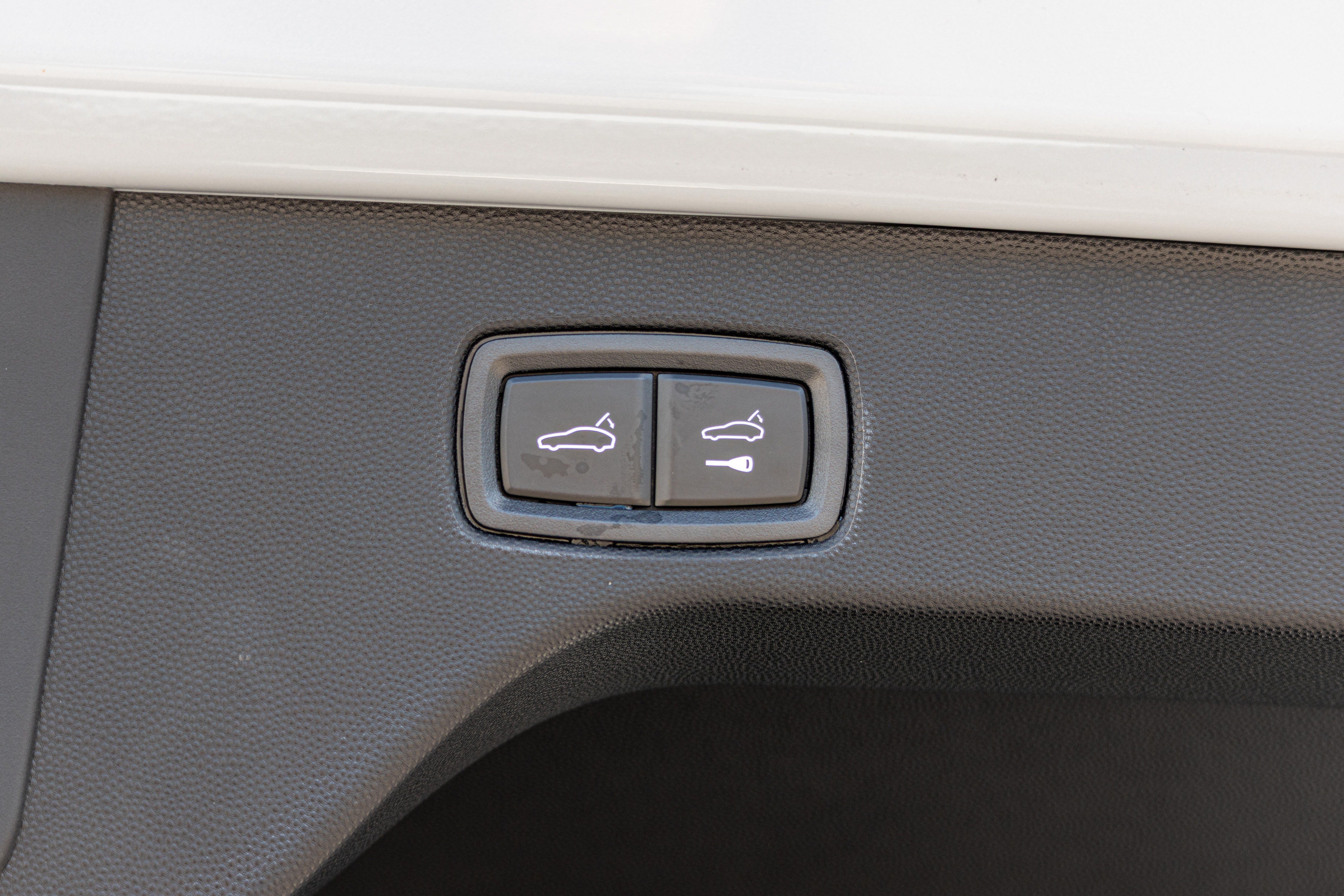 Used 2025 Porsche Macan Turbo Electric AWD/4WD image 29
