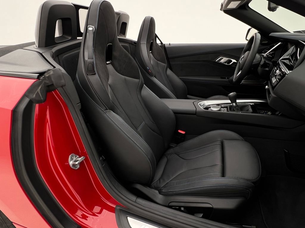 Certified 2025 BMW Z4 M40i w/ Edition image 18