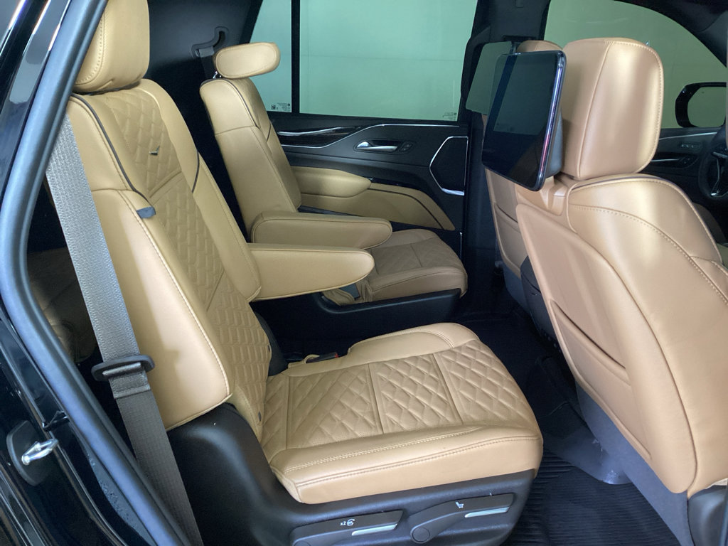 Used 2023 Cadillac Escalade Premium Luxury w/ Performance Package image 13