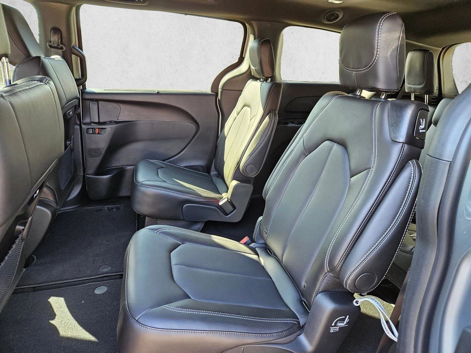 New 2026 Chrysler Pacifica Select w/ S Appearance Package FWD image 12