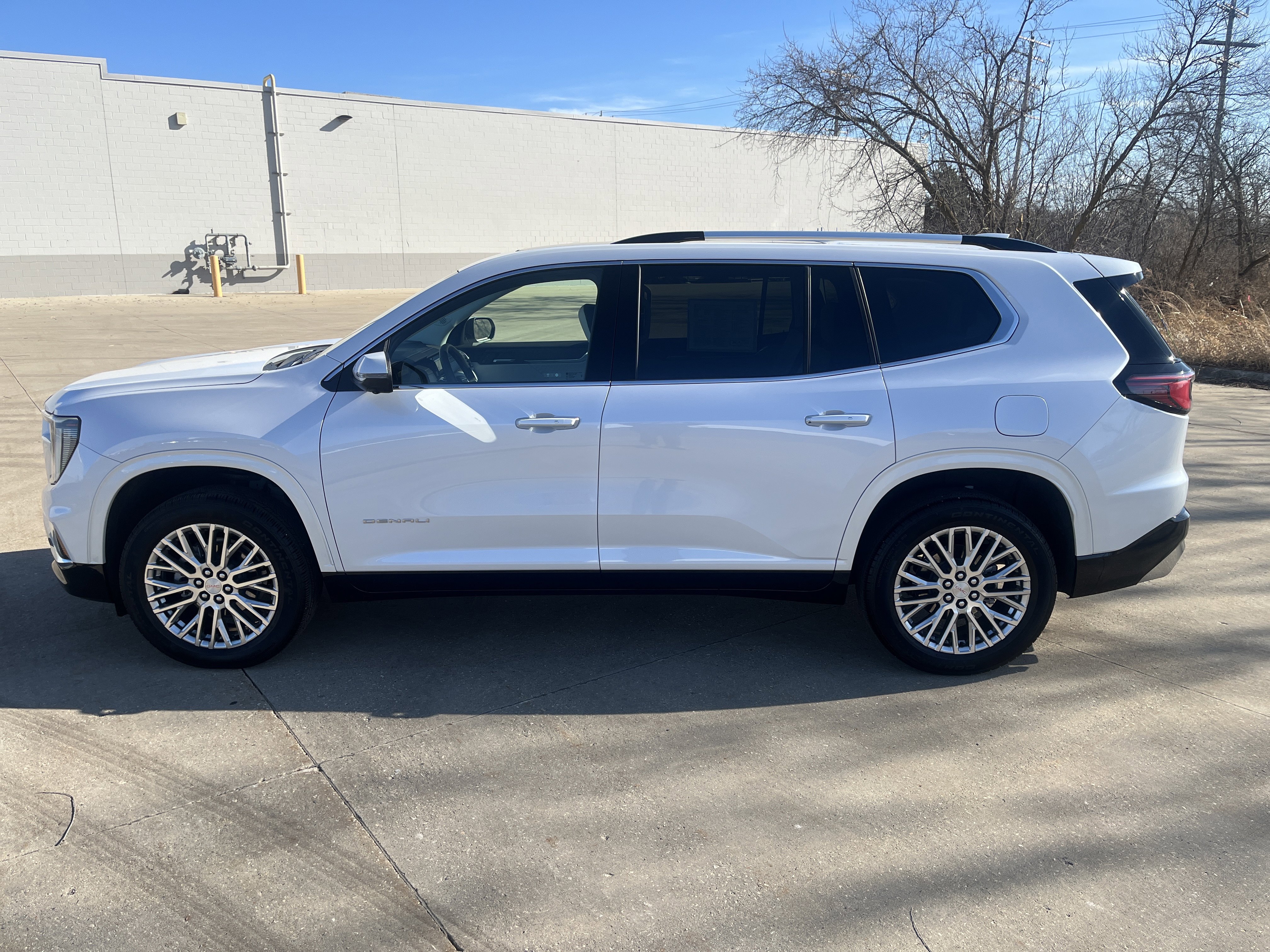Used 2025 GMC Acadia Denali image 3