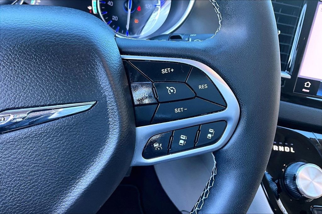 Used 2024 Chrysler Pacifica Touring-L image 11