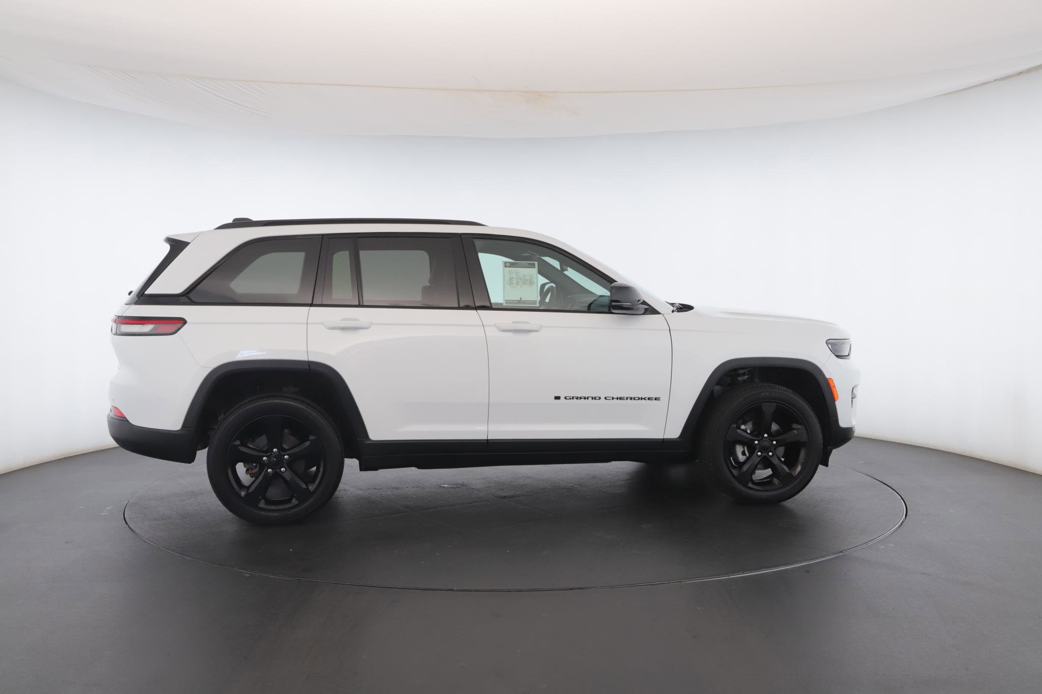 Used 2024 Jeep Grand Cherokee Altitude image 32