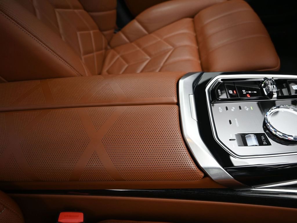 Certified 2025 BMW 740i image 27