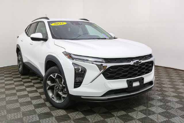 Used 2025 Chevrolet Trax LT w/ Driver Confidence Package FWD image 3