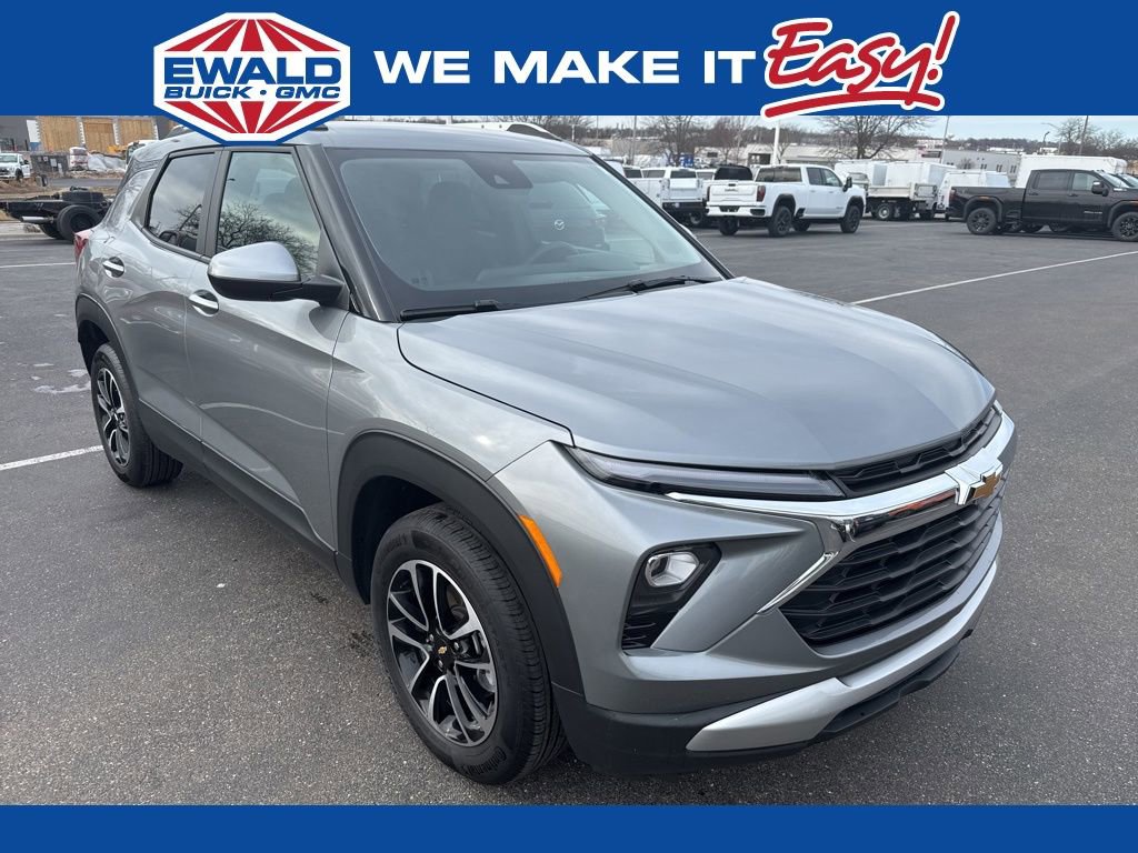 Used 2025 Chevrolet TrailBlazer LT w/ Driver Confidence Package image 1