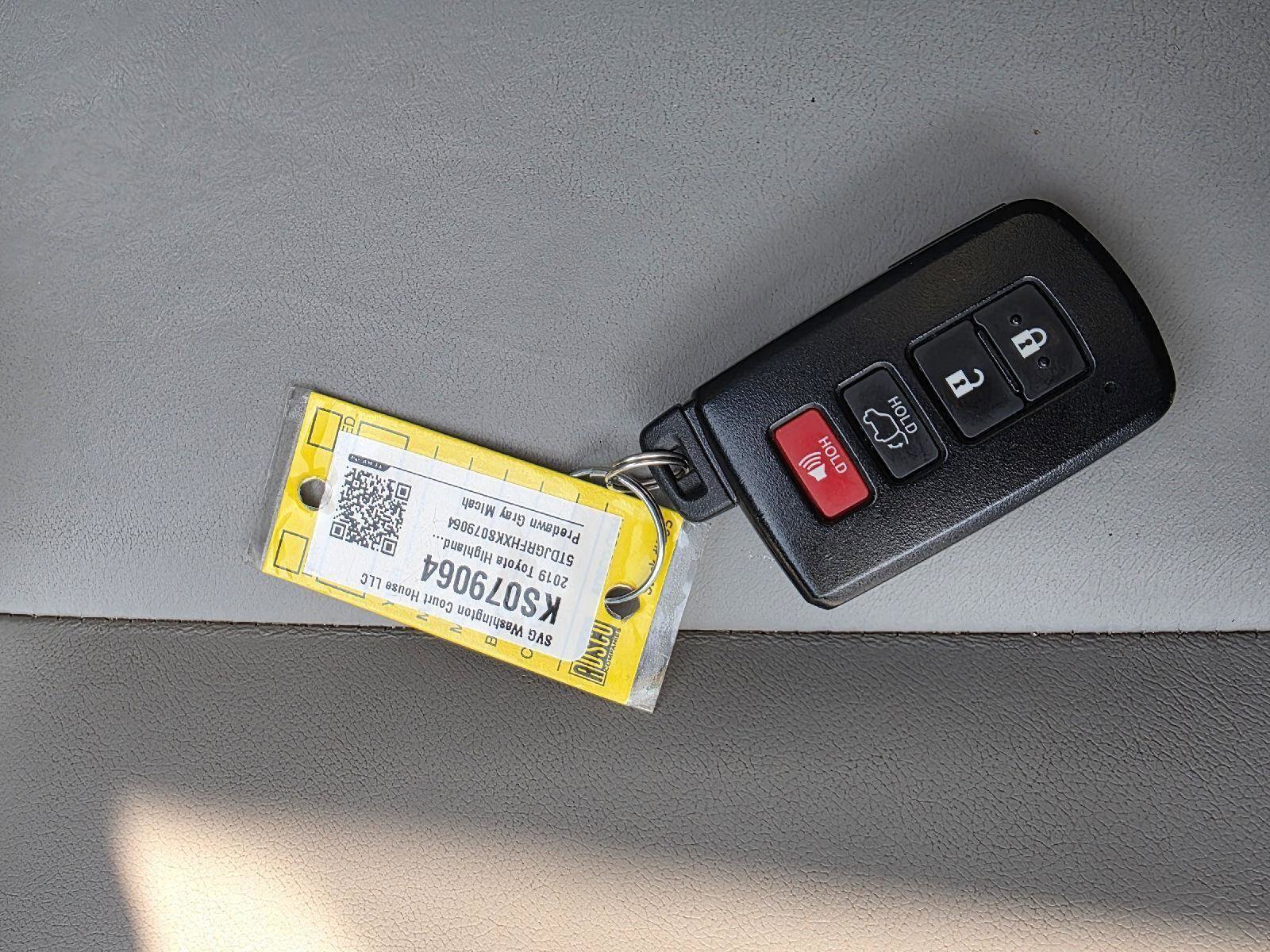 Used 2019 Toyota Highlander XLE image 26