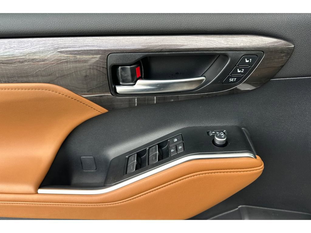 New 2026 Toyota Highlander Platinum image 11