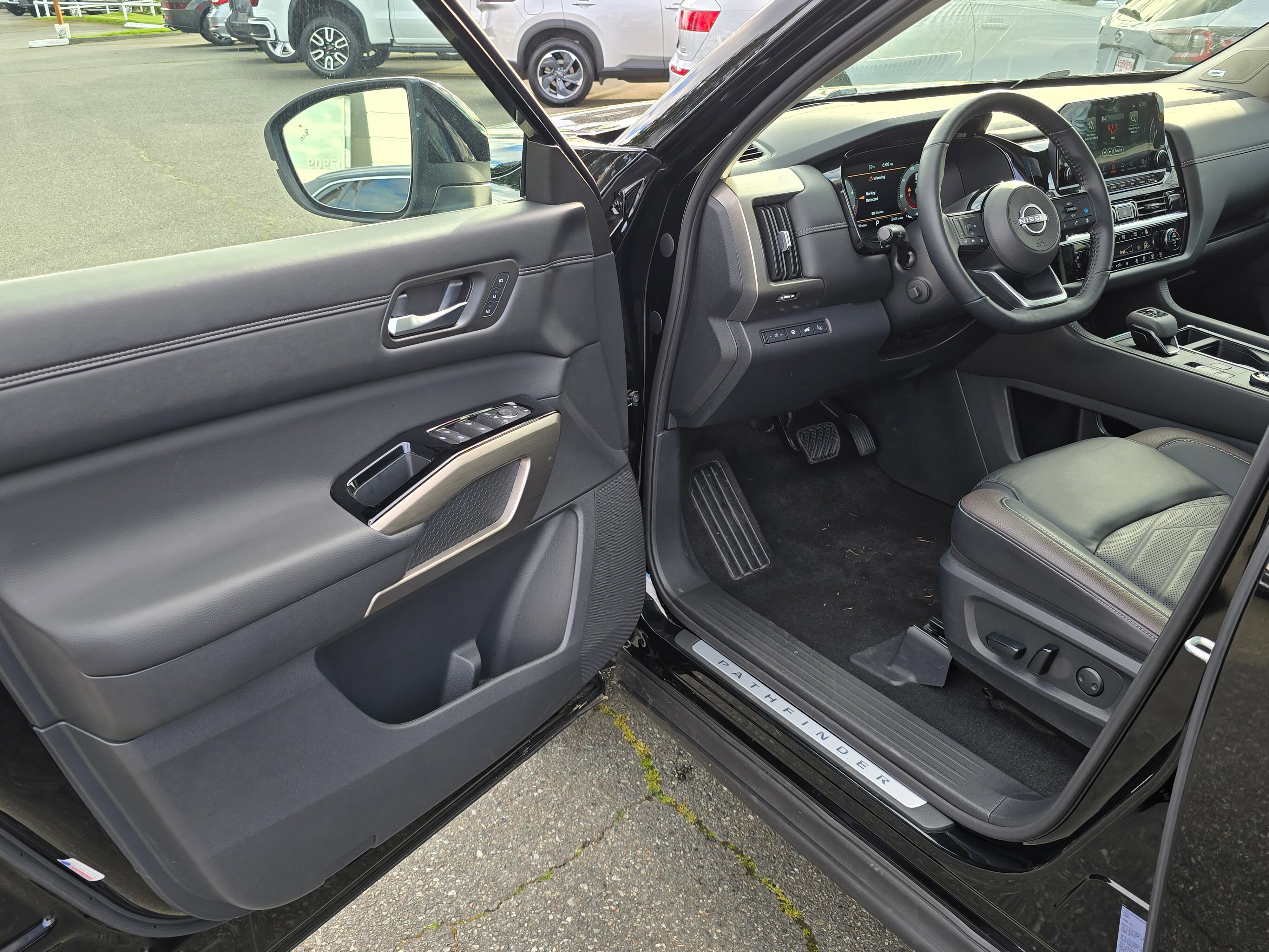 Used 2024 Nissan Pathfinder Platinum w/ Cargo Package AWD/4WD image 20