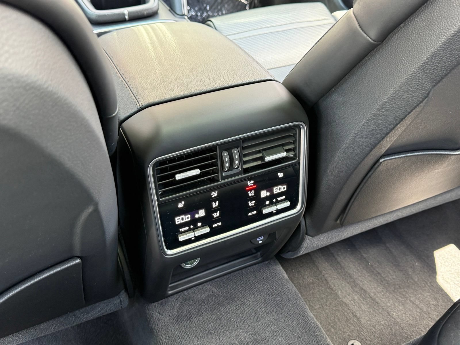 Used 2020 Porsche Cayenne AWD/4WD image 45