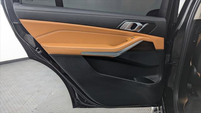 Used 2019 BMW X7 xDrive40i w/ Cold Weather Package image 16