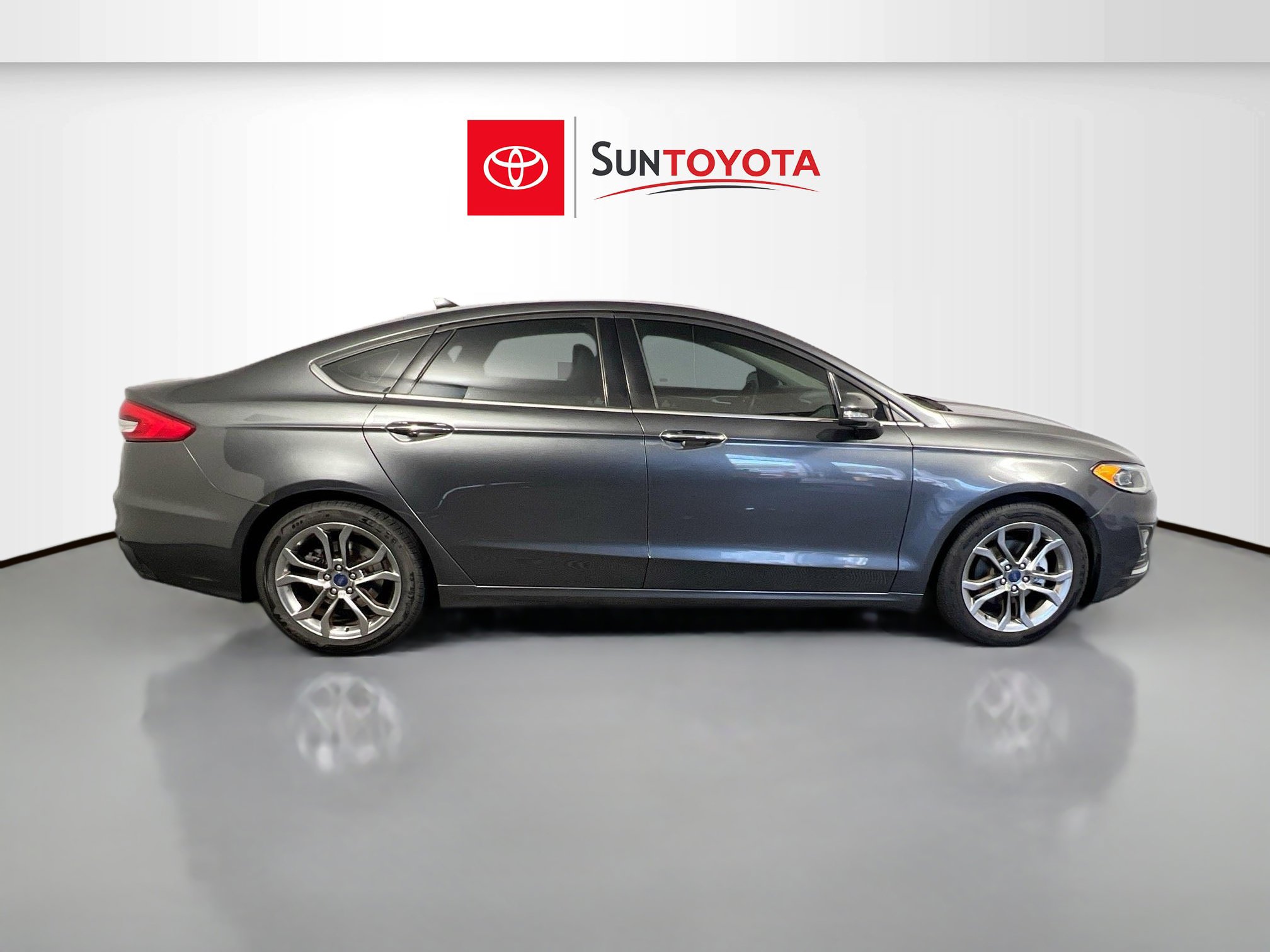 Used 2020 Ford Fusion SEL FWD image 2