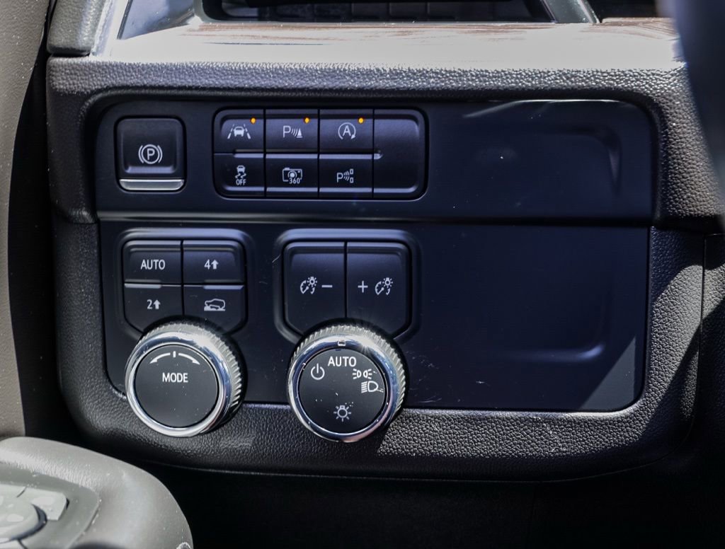 Used 2025 Chevrolet Tahoe LT AWD/4WD image 32