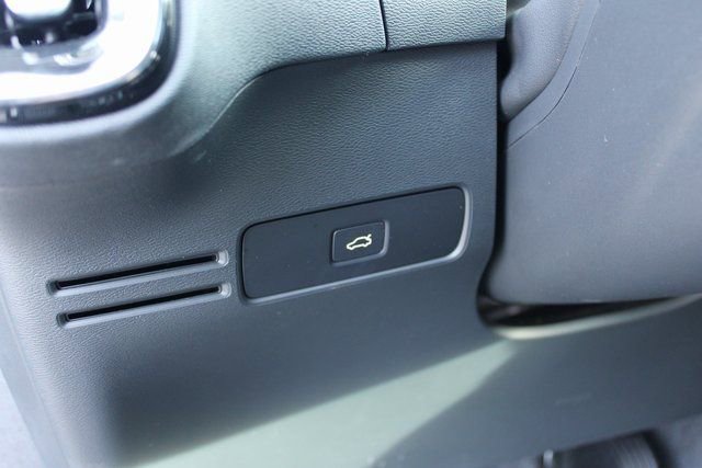 Used 2025 Volvo XC40 B5 Core image 16