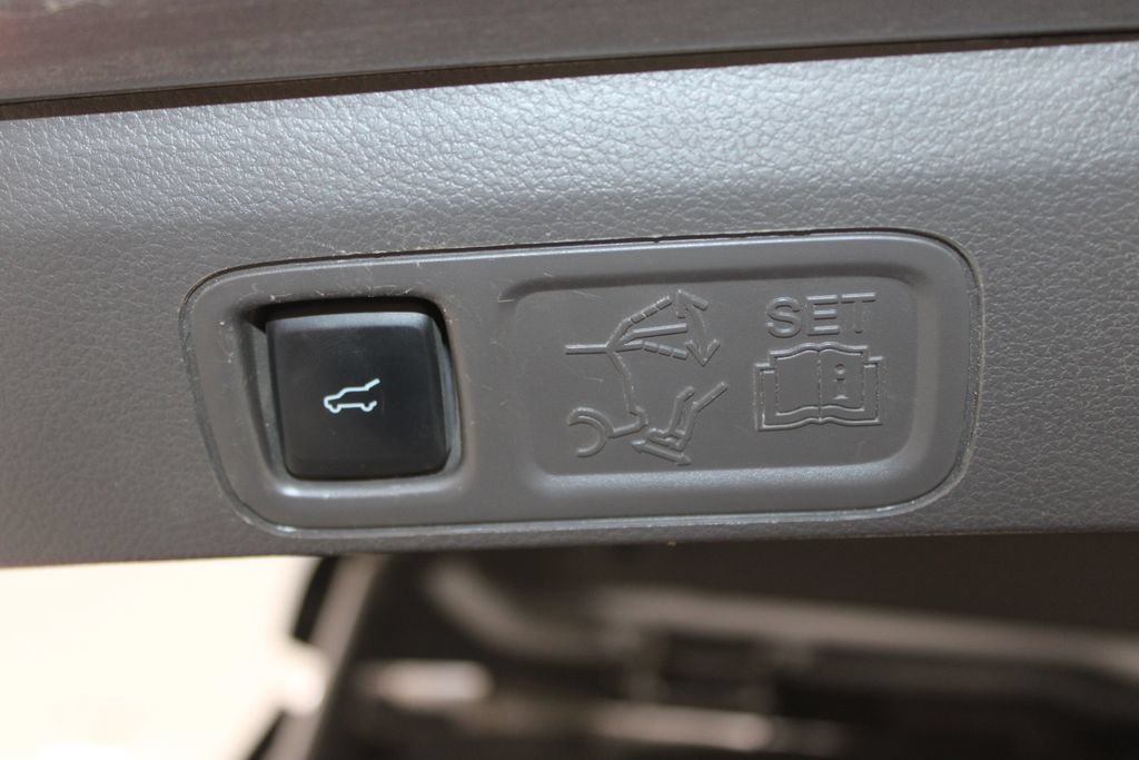 Used 2020 Ford Expedition Limited w/ Equipment Group 302A AWD/4WD image 16