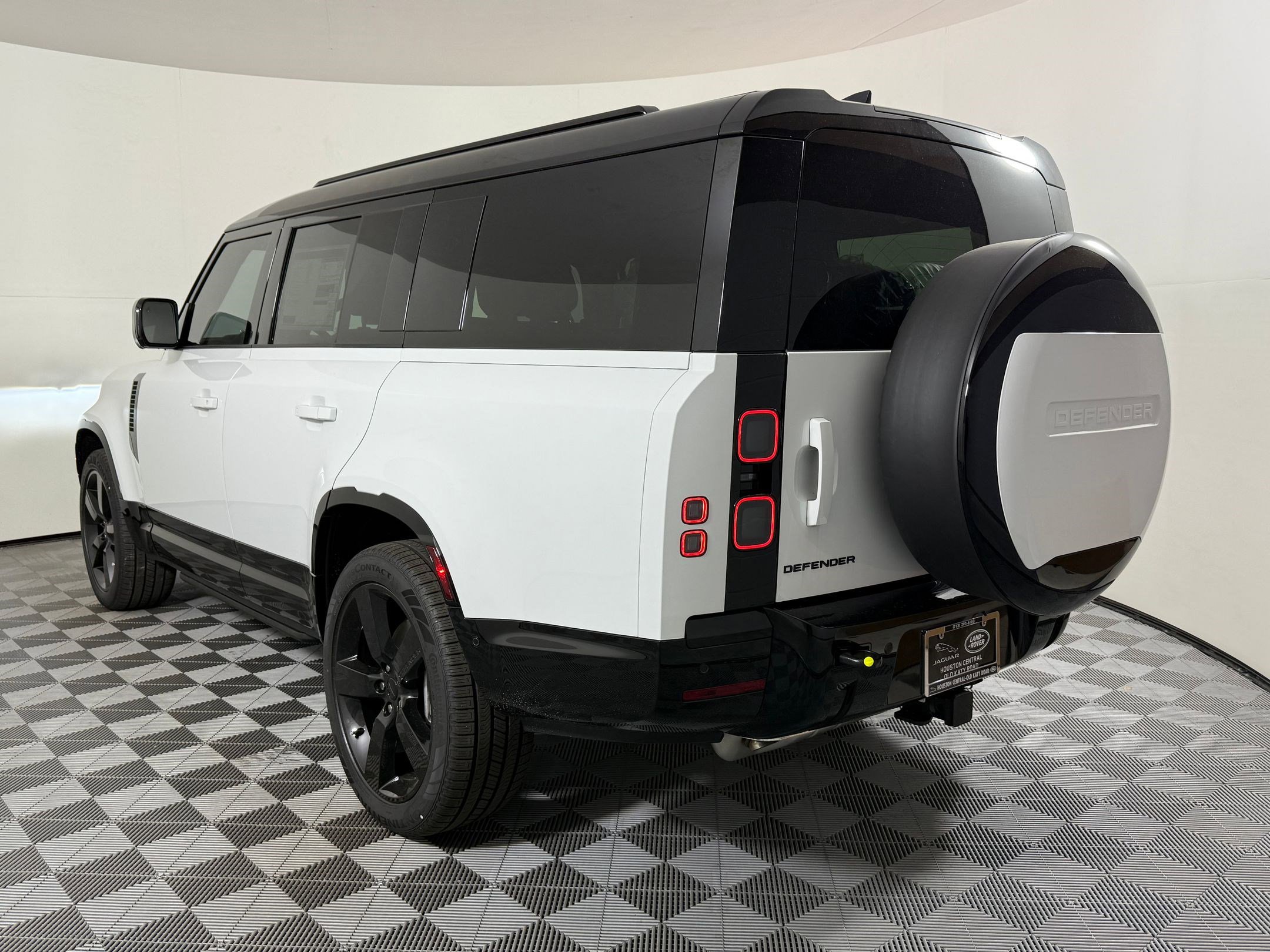 New 2026 Land Rover Defender 130 X-Dynamic SE image 3