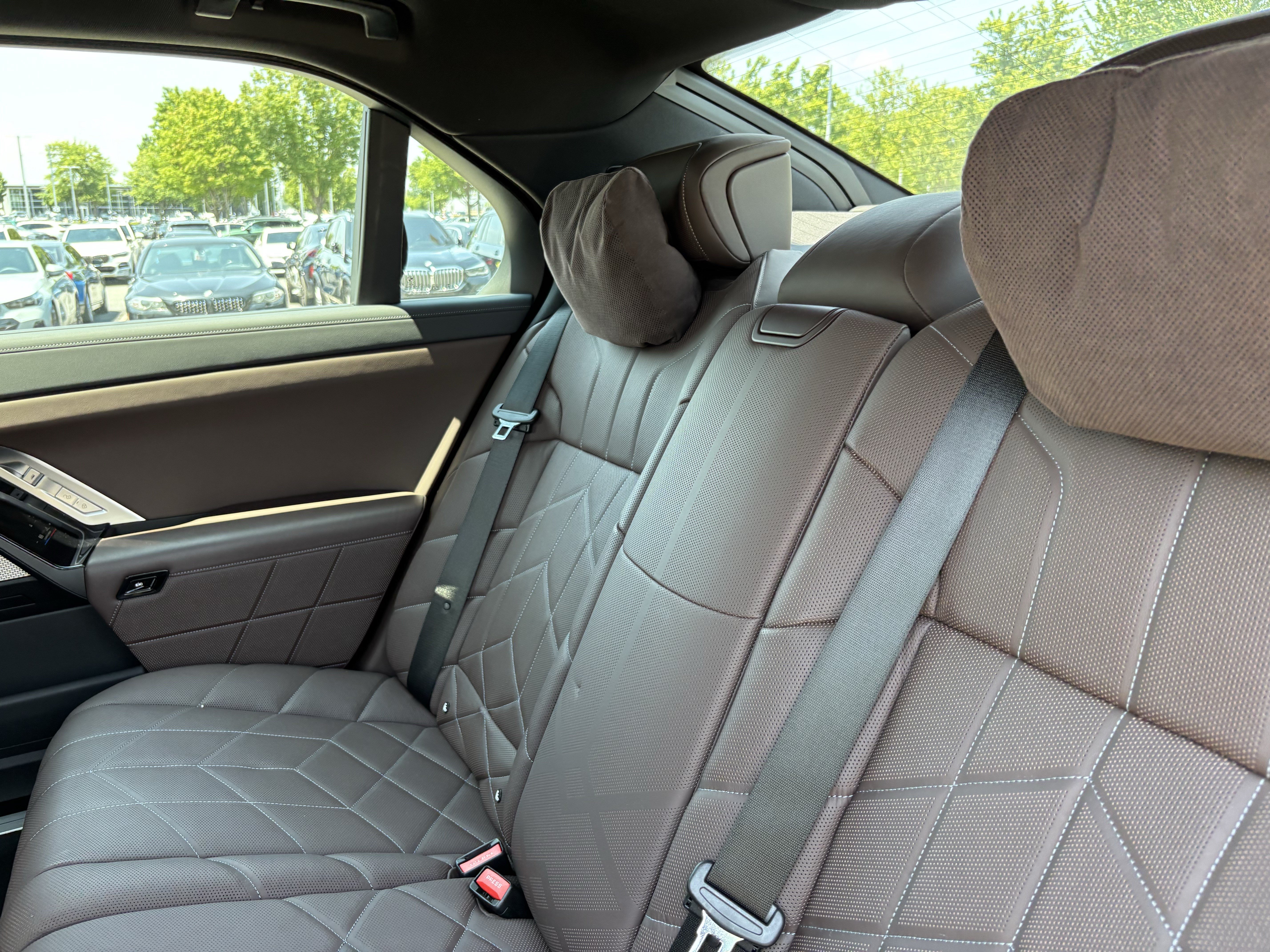 Certified 2023 BMW i7 xDrive60 AWD/4WD image 33