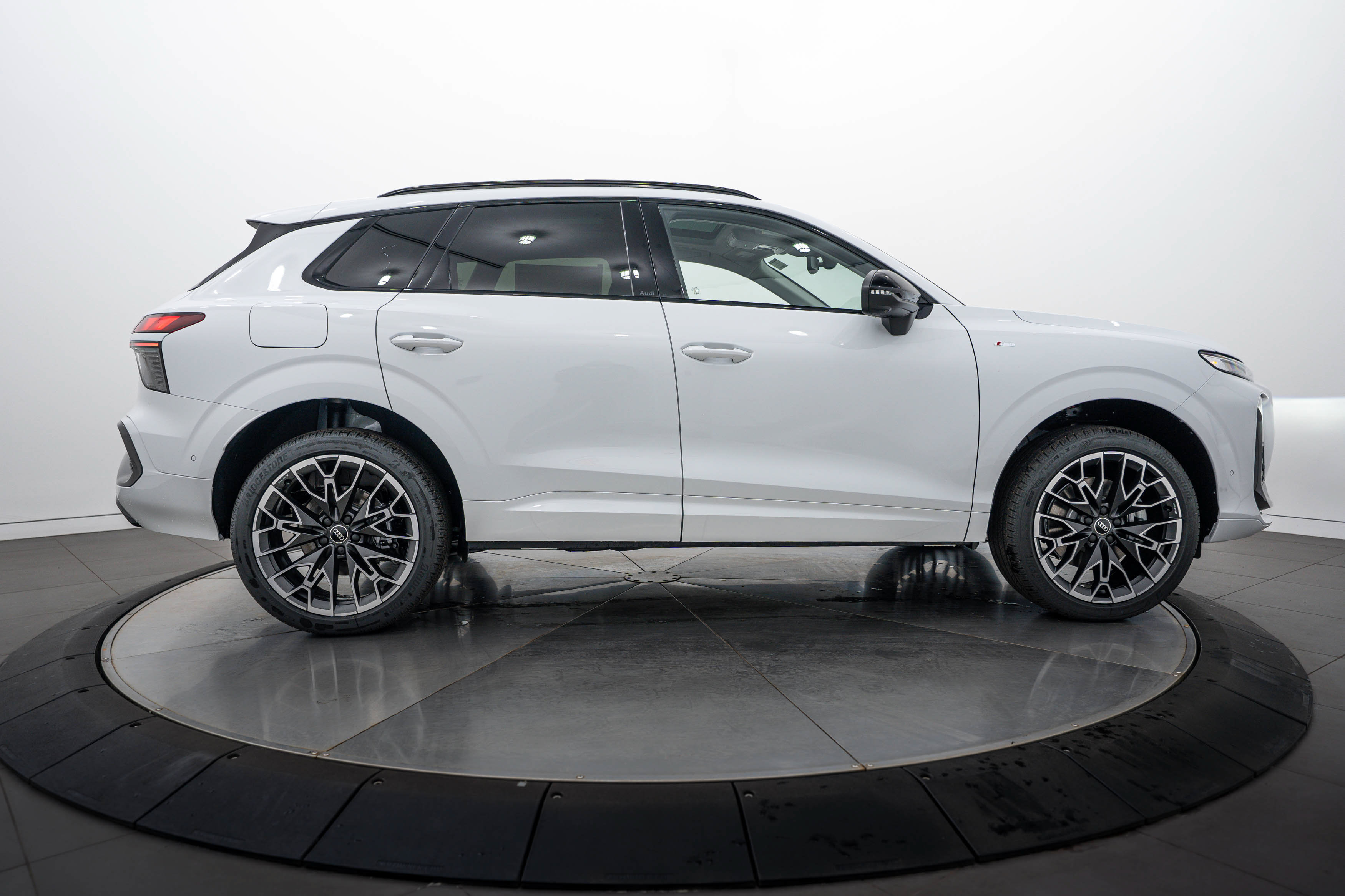New 2026 Audi Q3 quattro 2.0T AWD/4WD image 3