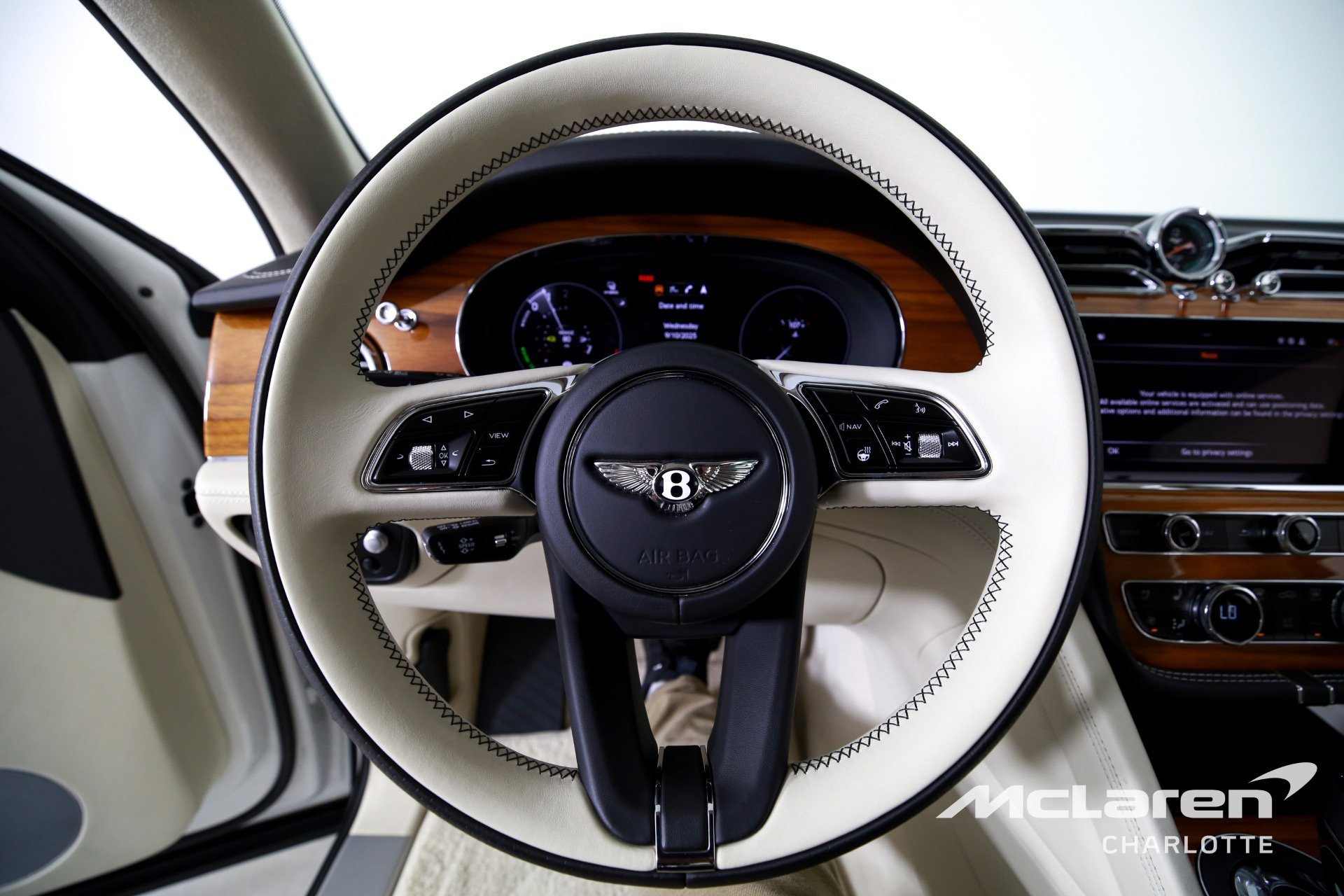 Used 2023 Bentley Bentayga Plug-In Hybrid image 14