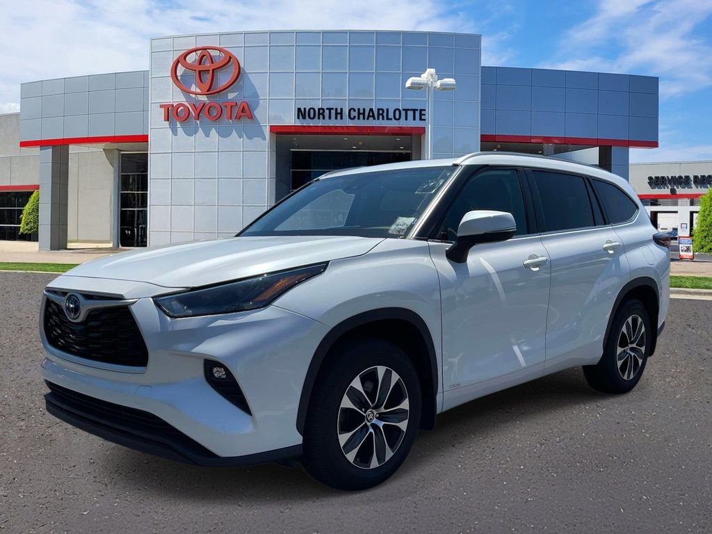 Used 2024 Toyota Highlander XLE AWD/4WD image 4