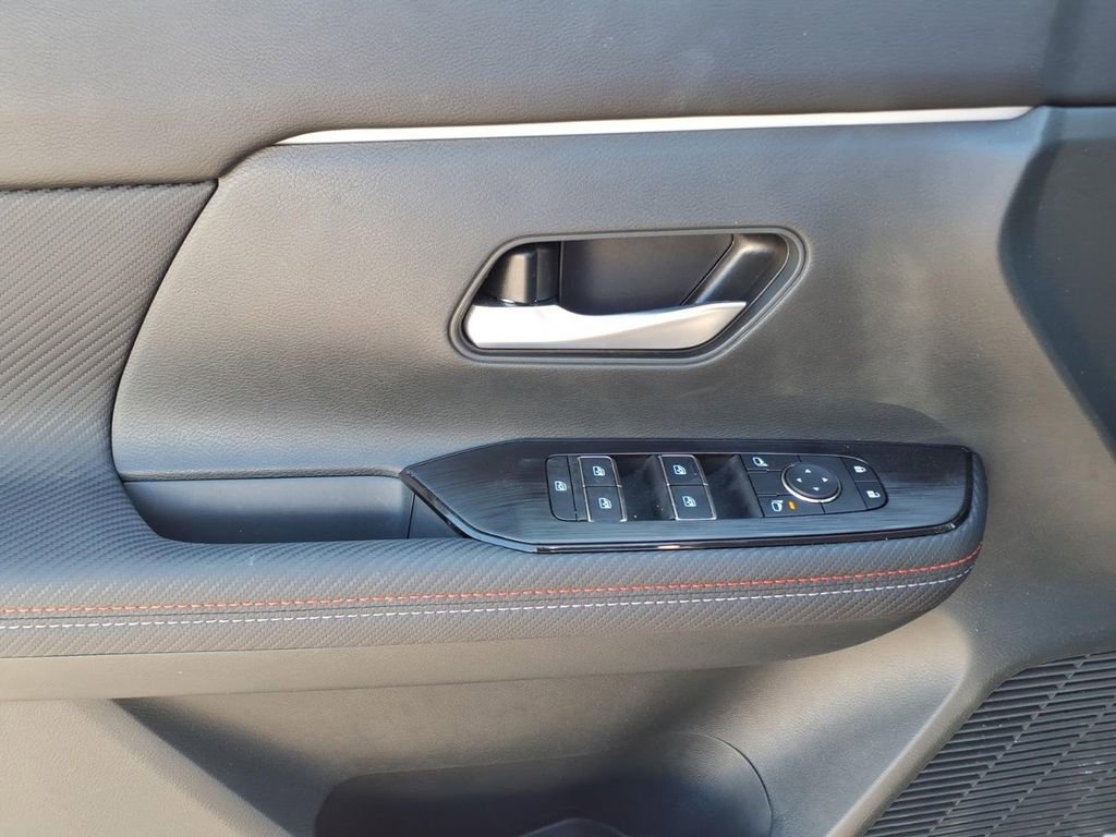 Used 2025 Nissan Kicks SR image 15