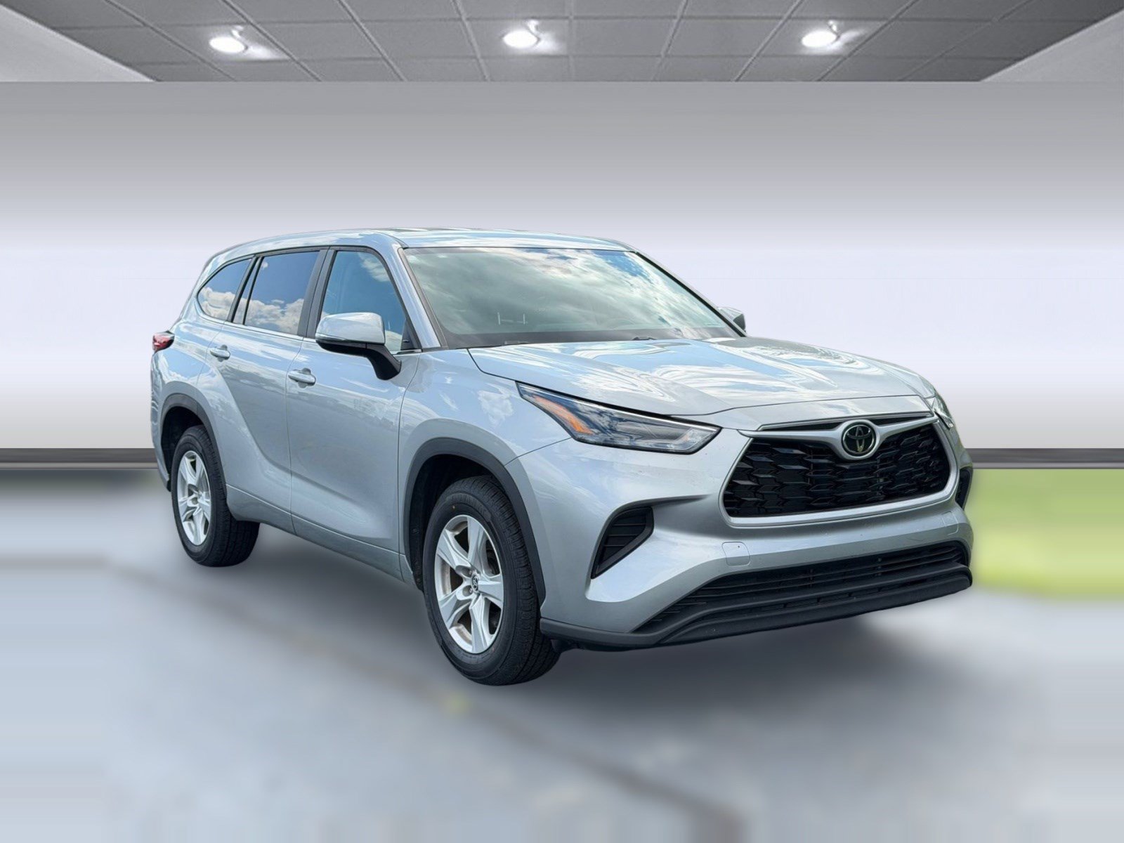 Used 2023 Toyota Highlander L FWD image 5