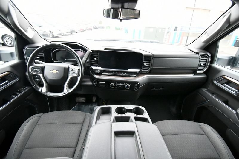 Used 2024 Chevrolet Silverado 2500 LT AWD/4WD image 3