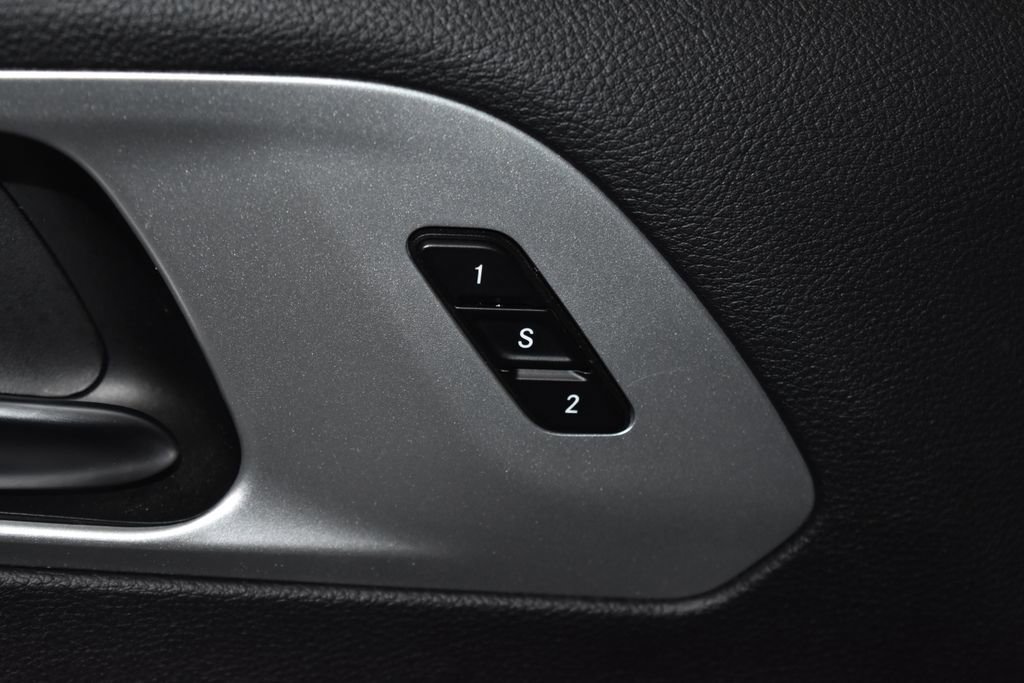 Used 2025 Chrysler Pacifica Limited image 5