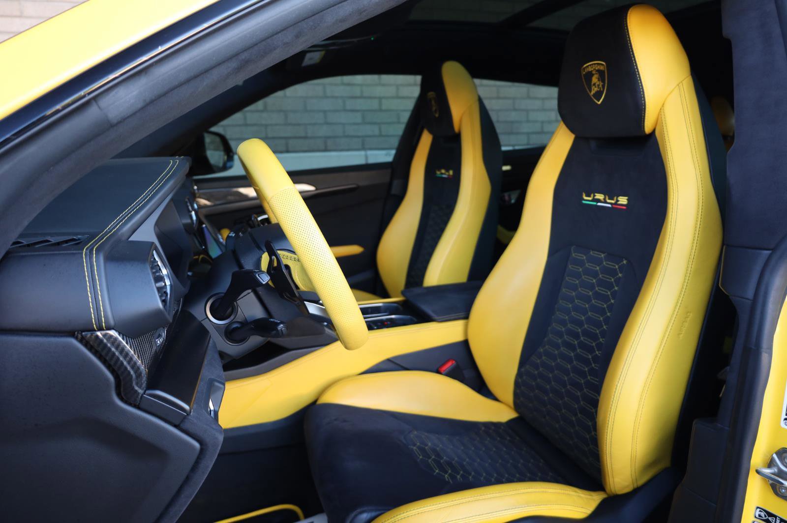 Used 2021 Lamborghini Urus AWD/4WD image 21