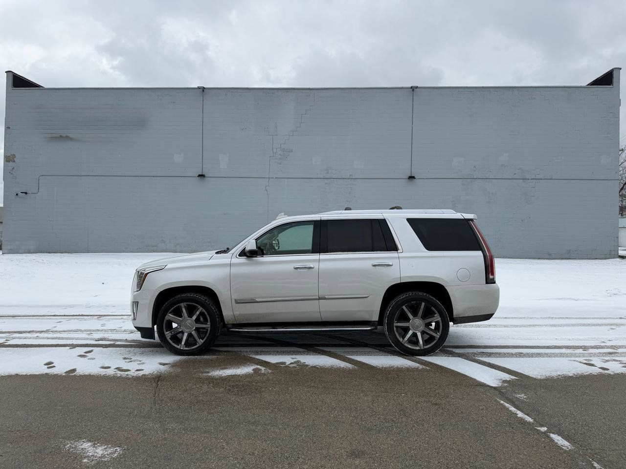 Used 2016 Cadillac Escalade Luxury image 4