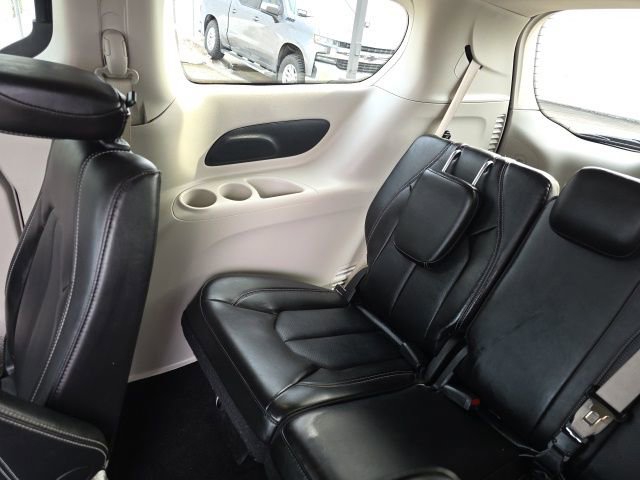 Used 2024 Chrysler Pacifica Touring-L image 16