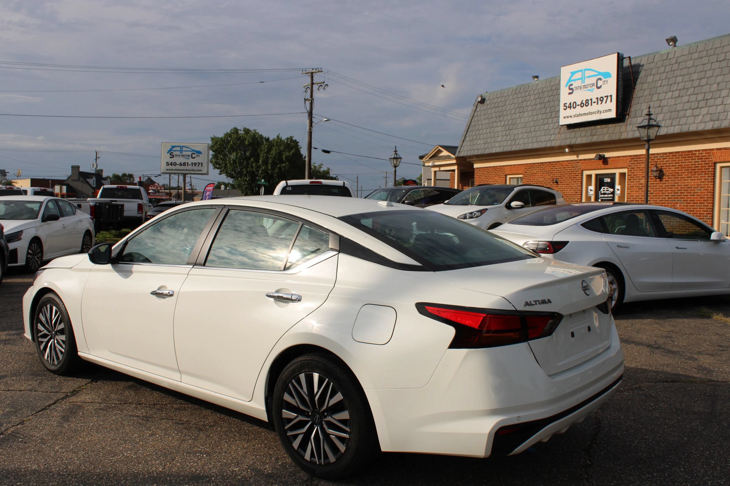 Used 2024 Nissan Altima 2.5 SV FWD image 3